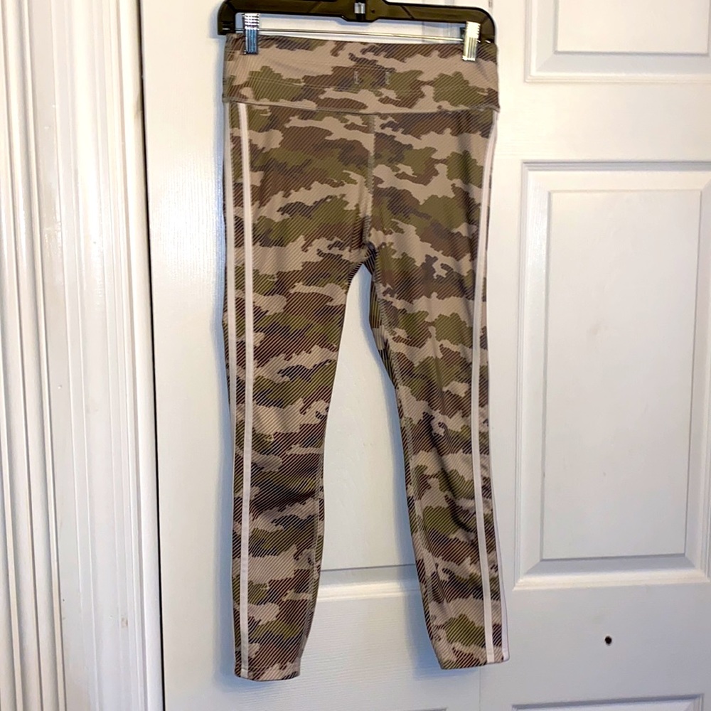 Women’s size S Avia camo print leggings!